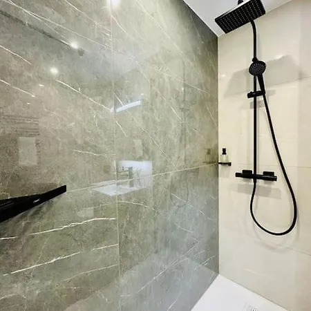 Modern With Air Condition & Balcony *