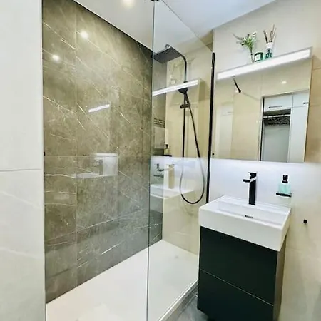 Modern With Balcony Apartmán *